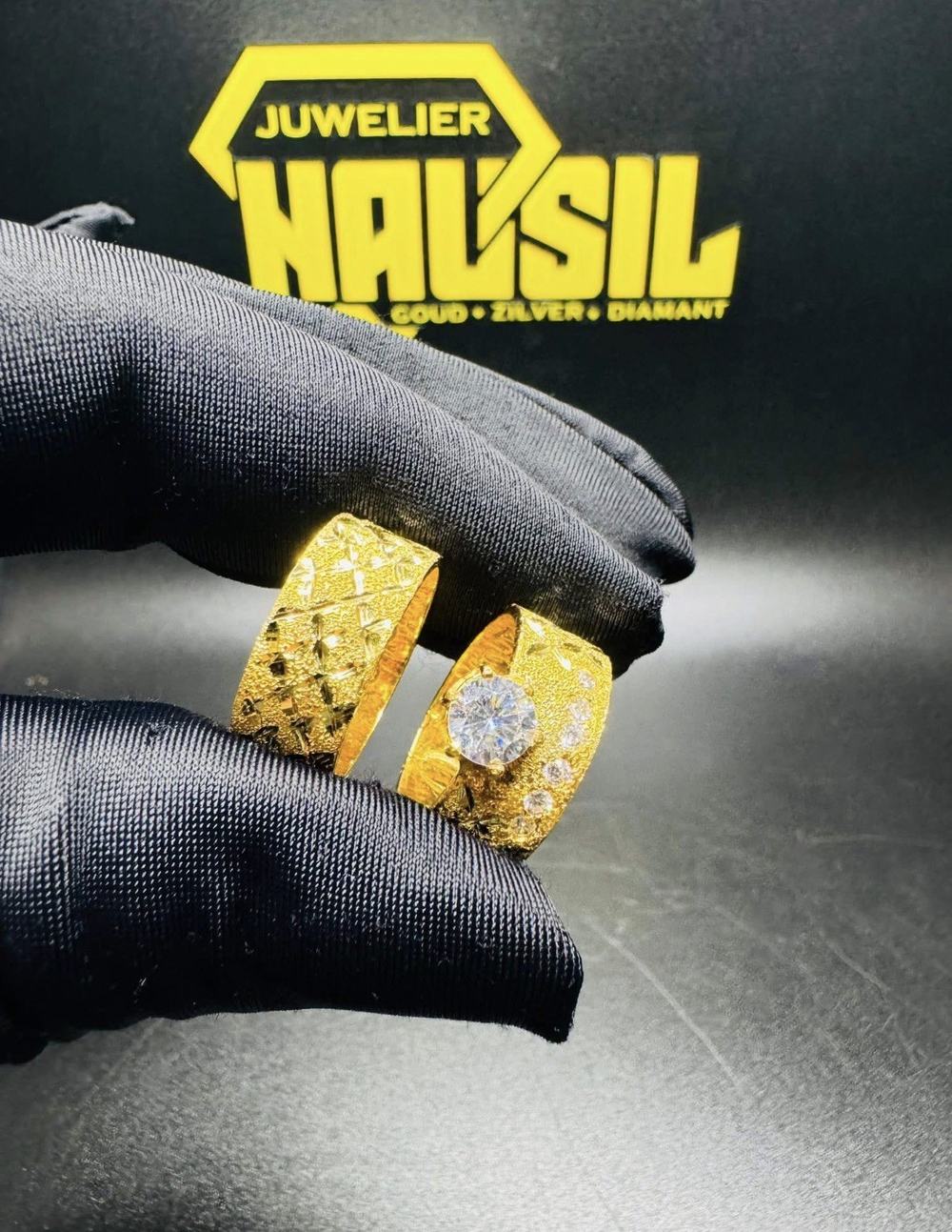 Gouden ringen met diamant close-up